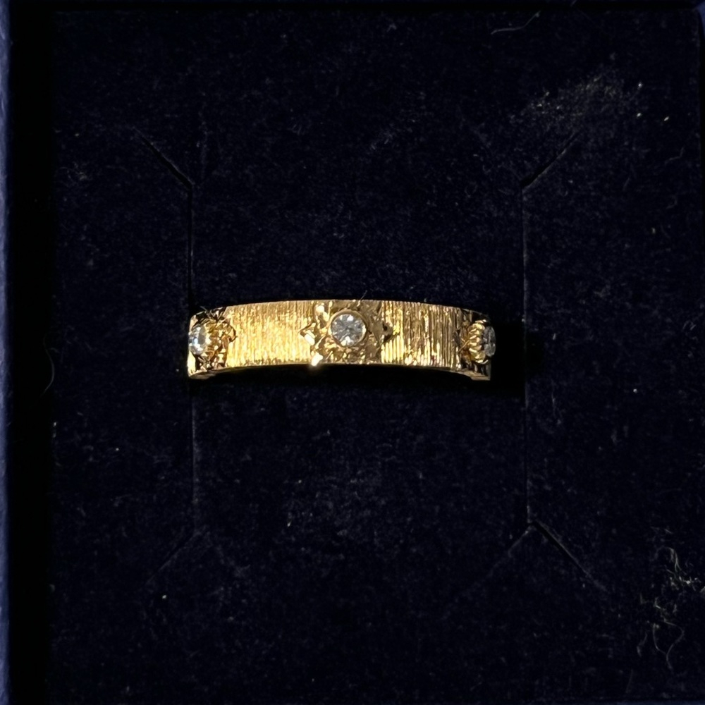 Hand engraved solid 18k yellow gold ring